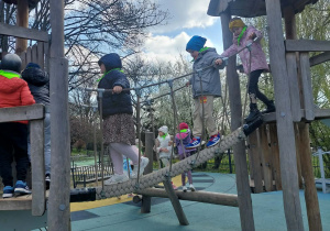 Dzieci przechodzą po zwodzonym moście