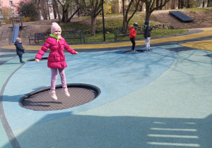 Dziewczynka skacze na trampolinie