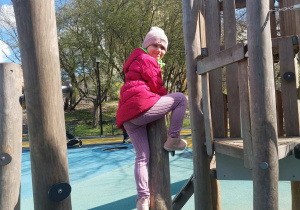 Dziewczynka się wspina