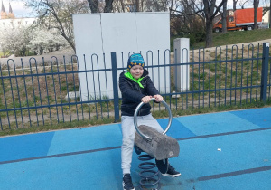 Chłopiec na huśtawce