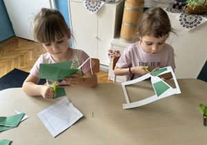Dziewczynki wycinają figury nożyczkami