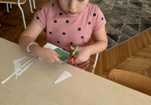 Dziewczynka wycina po linii