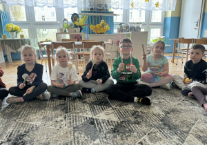 Dzieci grają na drewnianych łyżkach