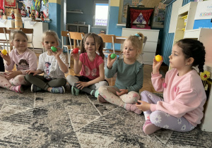 Dzieci z grzechotkami w formie jejeczek