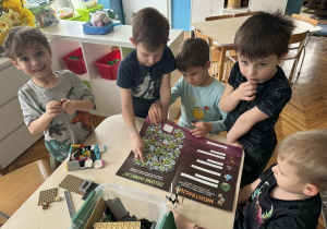 Chłopcy oglądają gazetki