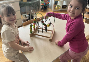 Dziewczynki bawią się przeplotnią