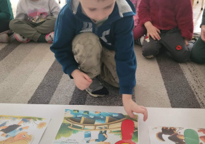 Chłopiecu klada znaczek smutnej buzi