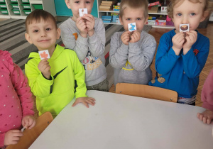 Dzieci poakzują elementy przyrody