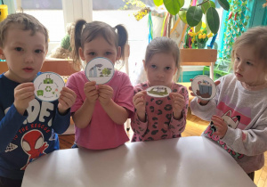 Dzieci z piktogramami do smutnej i wesołej Ziemi