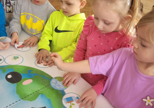 Dzieci przyporządkowują piktorgramy