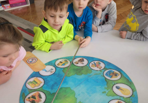 Chłopiec wskazuje dzikie wysyspisko śmieci