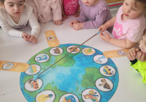 Dziewczynka wskazuje dymiące auto