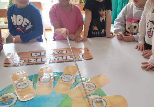 Dziewczynka wskazuje płonący las