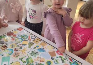 Dziewczynka wskazuje Ziemię