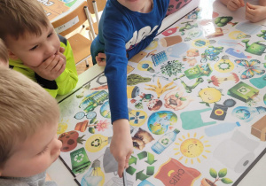 Chłopiec wskazuje żarówkę