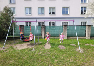 Dzieci na huśtawkach