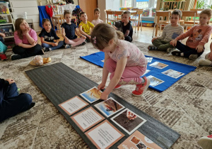 Dziewczynka uklada obrazek ze zbożem