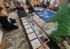 Dzieci układają historyjkę