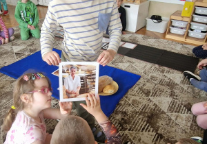 Chłopiecp okazuje ilustracje piekarza