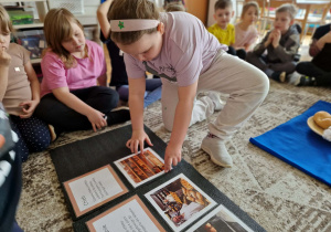 Dziewcyznka uklada obrazek z chlebem