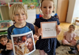 Dzieci pokazuja obrazek z pieczywem