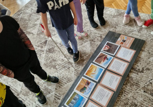 Dziewczynka wskazuje obrazek zbioru zbóż