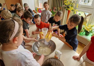 Dziewczynka wsypuje mąkę