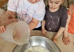 Dziewczynka wlewa wodę