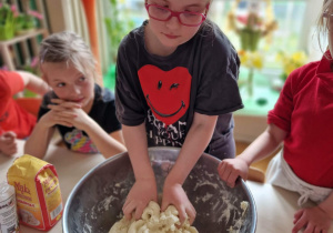 Dziewczynka ugniata ciasto