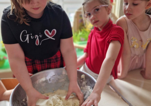 Dziewczynka lepi ciasto