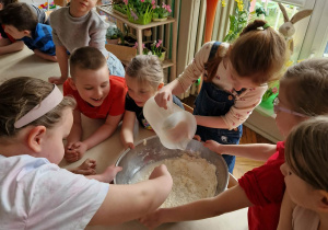 Dzieci formują masę solną