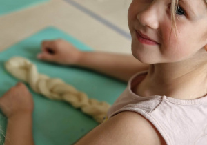 Dziewczynka zaplata warkocz