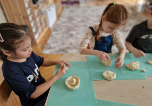 Dzieci lepią różne kształty z masy solnej