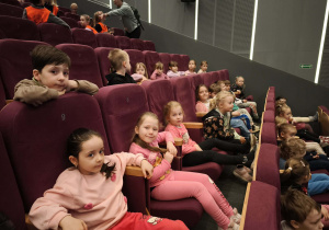 Dzieci w sali kinowej
