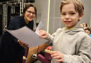 Chłopiec odbiera dyplom