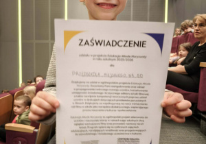 Chłopiec z dyplomem za udział w projekcie