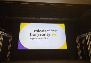 Plansza z napisem Młode Horyzonty