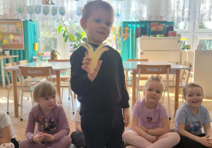 Chłopiec pokazuje obrazek skórki od banana