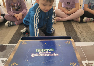 Chłopiec wklada rękę do magicznego pudełka