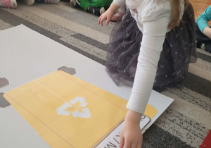 Dziewczynka układa napis plastik, metal