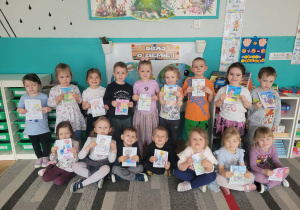 Dzieci z pkolorowanym kodeksem ekologa