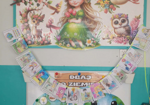 Kodeks ekologa zawieszony przy tablicy tematycznej z ziemią smutną i wesołą