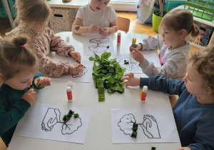 Dzieci robia zielone kulki z bibuły