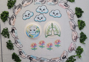 Praca palstyczna z drzewami z bibuły oraz ziemią i płucami z talerzyka