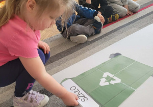 Dziewczynka układa napis szkło