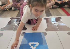 Dziewczynka układa napis papier