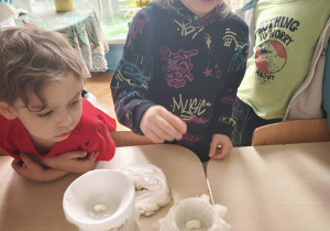 Chłopiec kladzie fasole na gazie