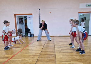 Dzieci stoją w rzędach na przeciwko siebie