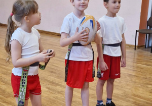 Chłopec stoi z piłką