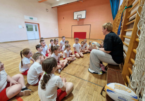 Dzieci sluchają pani trener